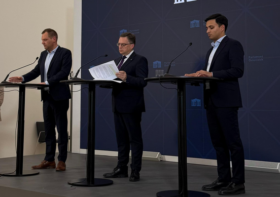 Philip Kucher, August Wöginger und Yannick Shetty bei der Medieninformation im Parlament