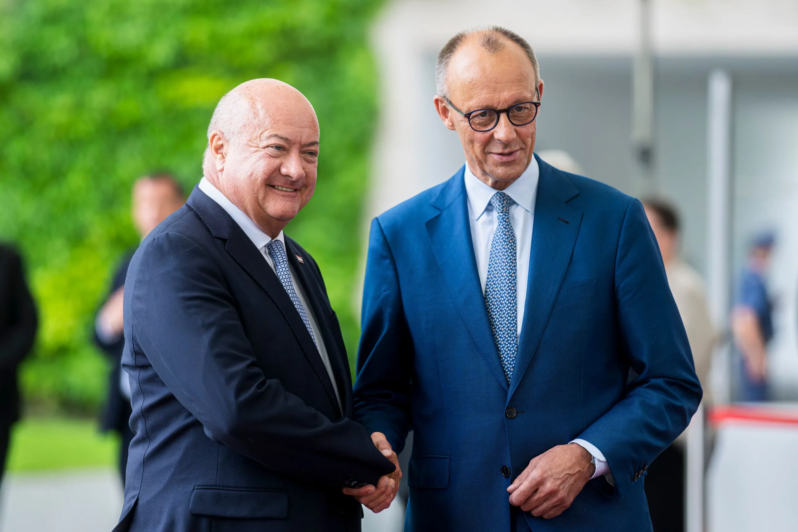 Kanzler Friedrich Merz lädt Amtskollegen wie Christian Stocker (Bild: vorjähriges Treffen) zu Gesprächen über einen sparsameren EU-Haushalt nach Berlin. Foto: Florian Schrötter