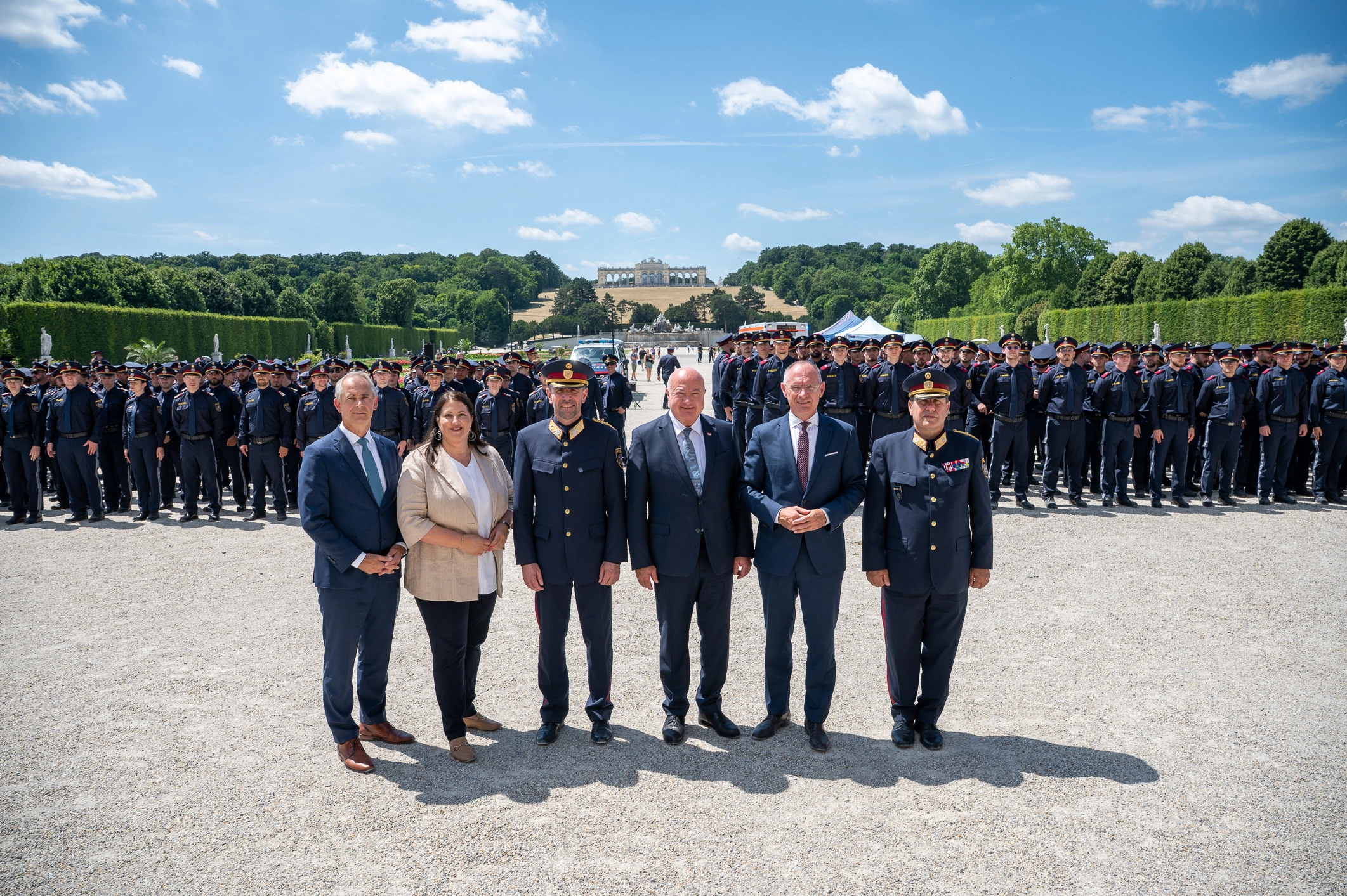 Festakt der Bundespolizei mit (v.l.n.r.) Generalsekretär Andreas Achatz, Wiens Vizebürgermeisterin Kathrin Gaál, Generaldirektor Franz Ruf, Bundeskanzler Christian Stocker, Innenminister Gerhard Karner und Bundespolizeidirektor Michael Takács. Foto: BMI / Jürgen Makowecz