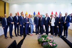 Alle Landeshauptleute sowie der Gemeindebundpräsident gemeinsam mit der Regierungsspitze. Foto: BKA/Andy Wenzel