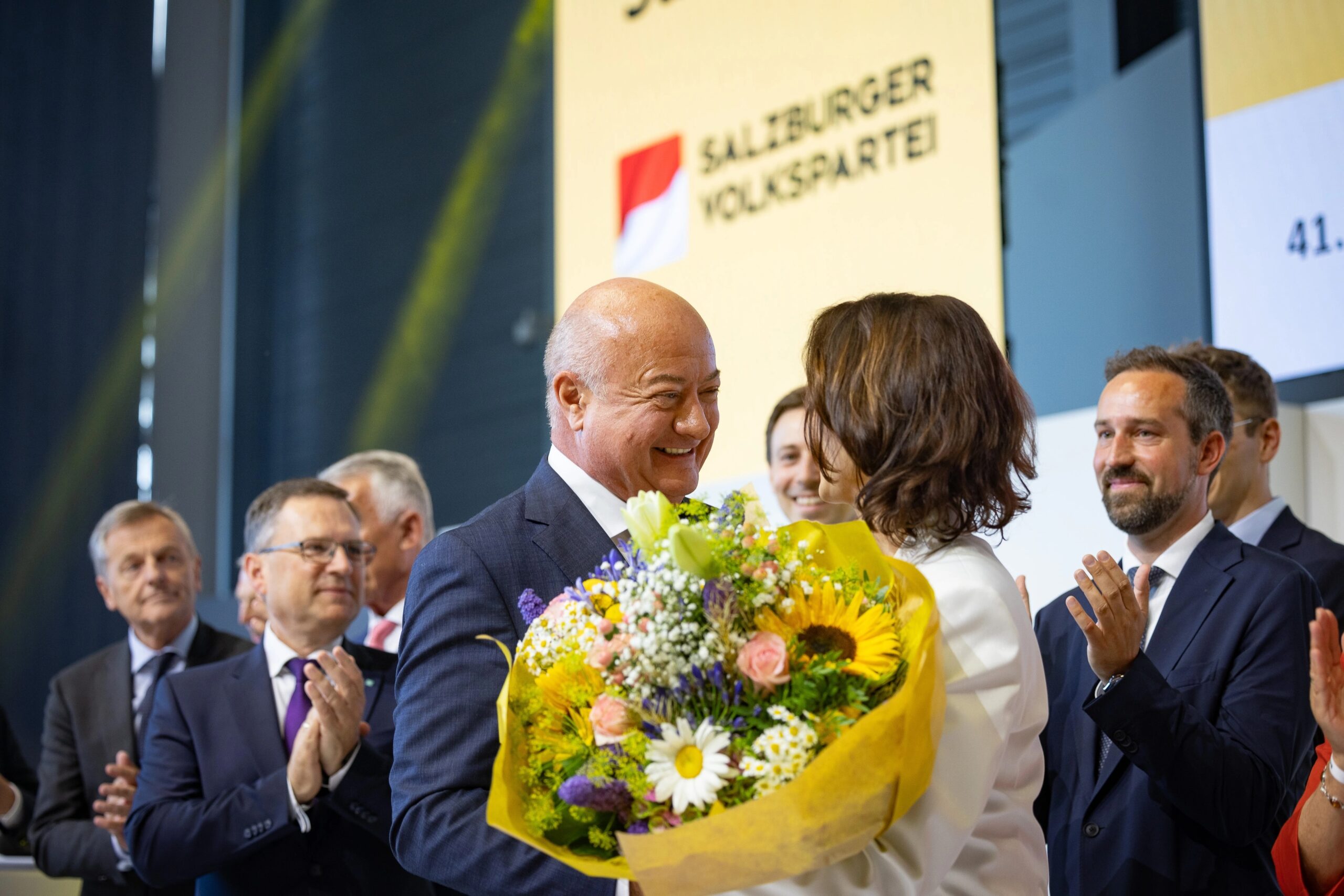 Attachment-1.webp Gratulation und beste wünsche für die neue Landesparteiobfrau der ÖVP Salzburg, Abg. Karoline Edtstadler von Bundeskanzler Christian Stocker und Klubobmamm August Wöginger. Foto ÖVP / Jakob Glaser