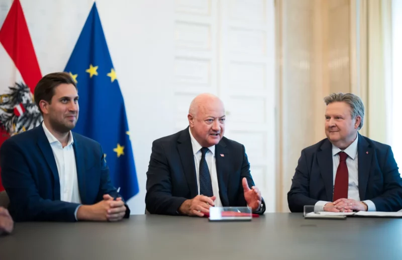 Wollen Wien zu einem von 5 EU-Gigafactories Standort machen. Staatssekretär für Digitalisierung Alexander Pröll, Bundeskanzler Christian Stocker und Wiens Bürgermeister Michael Ludwig. Foto: BKA/Christopher Dunker