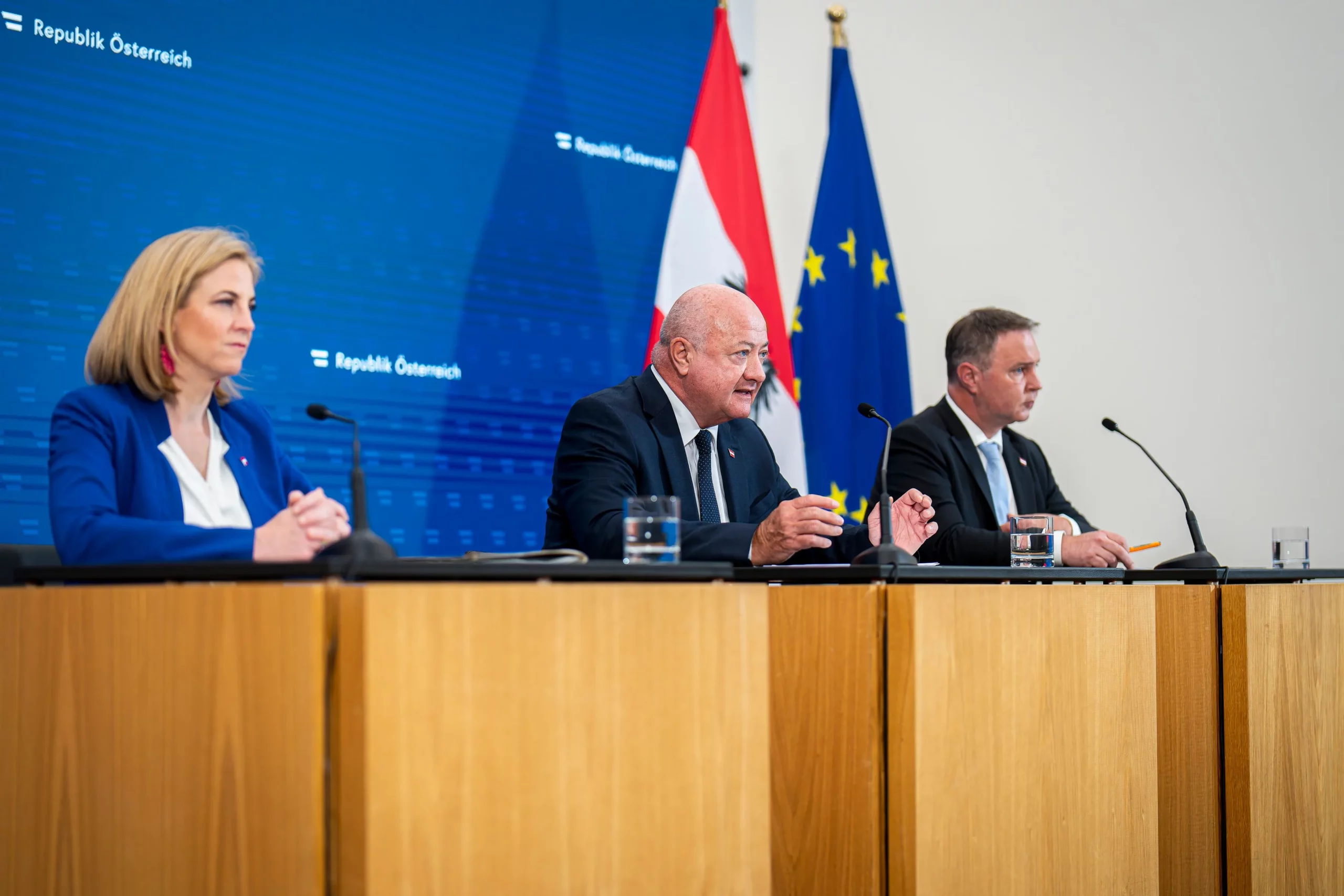 Das Waffenrecht wird verschärft: Bundeskanzler Christian Stocker, Vizekanzler Andreas Gabler und Außenministerin Beate Meinl-Reisinger präsentierten den Ministerratsbeschluss. Foto: Florian Schrötter