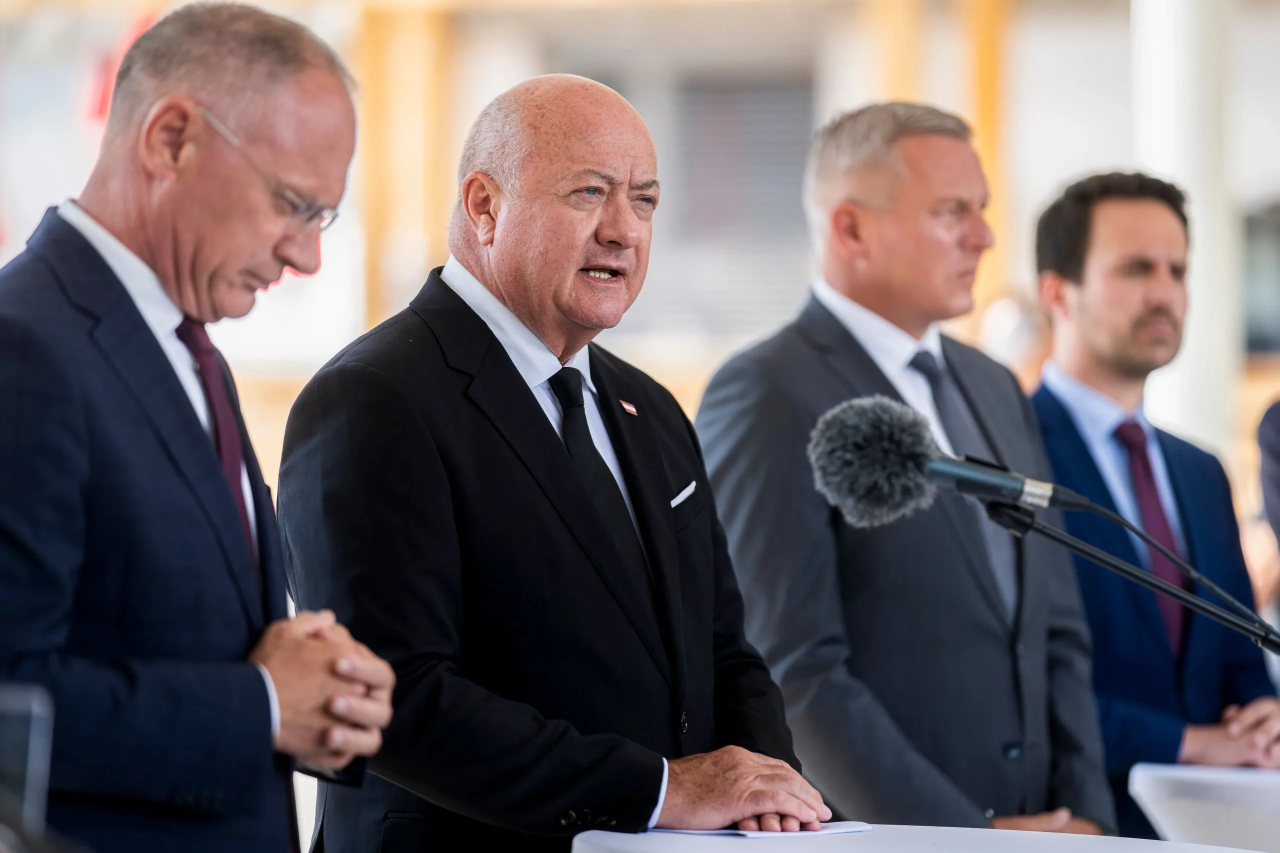 Bundeskanzler Christian Stocker kündigte nach dem Amoklauf in Graz nun erste und breiter angelegte Maßnahmen an: Die Voraussetzungen für Kauf und Besitz von Waffen werden verschärft. Im Bild Stocker mit Innenminister Karner und LH Kunasek am Tag nach dem Attentat in Graz. Foto: BKA / Florian Schrötter