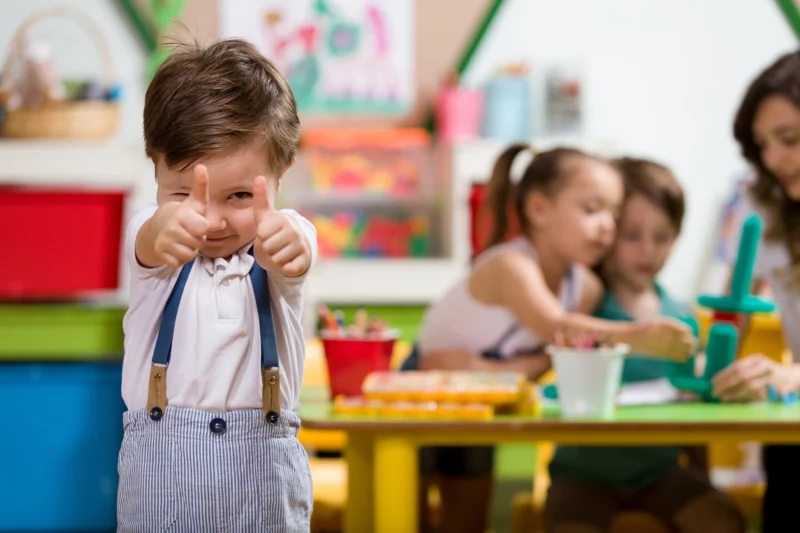Kinder können sich freuen. Die Regierung investiert 32 Millionen Euro für mehr Kindergartenpersonal. Foto: istock/nilimage