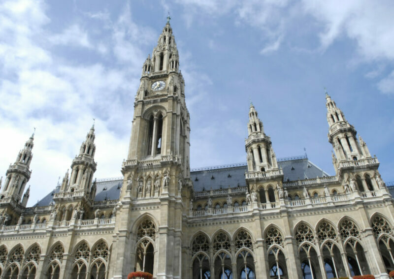 Im Wiener Rathaus werden SPÖ und NEOS weiterhin die Stadtregierung bilden. Die Wiener ÖVP übt scharfe Kritik am neuen Koalitionsabkommen. Foto: iStock.com/ millionhope