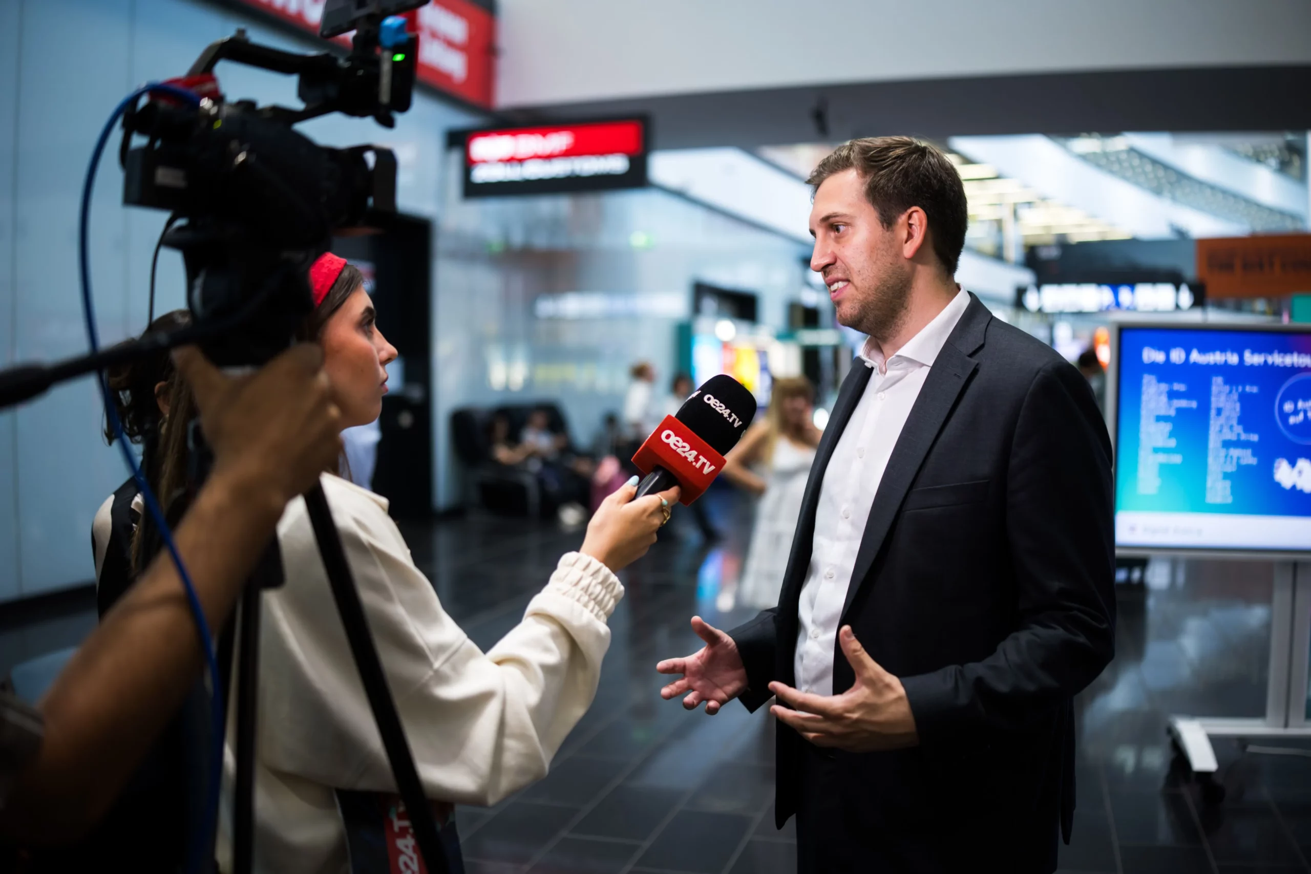 Digitalisierungs-Staatssekretär Alexander Pröll startete die ID-Austria-Tour für alle Bundesländer am 4. Juli am Flughafen Wien-Schwechat. Fotos: Bka / Christopher Dunker