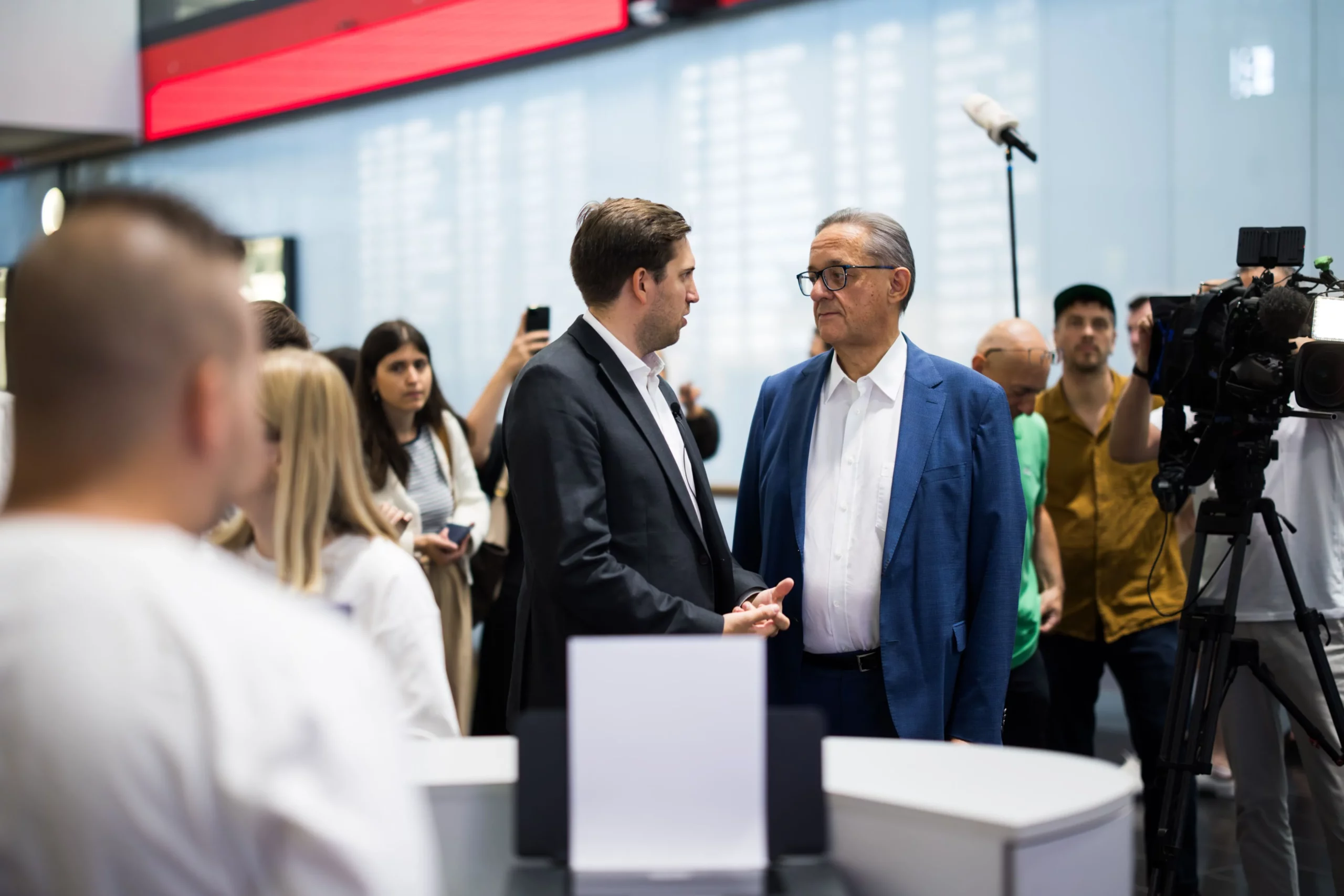 Bürgerservice am Flughafen: Pröll mit Direktor Günther Ofner