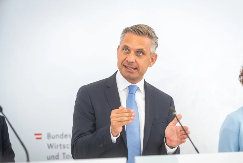 Mit einer umfassenden Reform will Wirtschafts- und Energieminister Wolfgang Hattmannsdorfer den Strommarkt reformieren und dadurch die Preise senken. Foto: BMWET/Holey