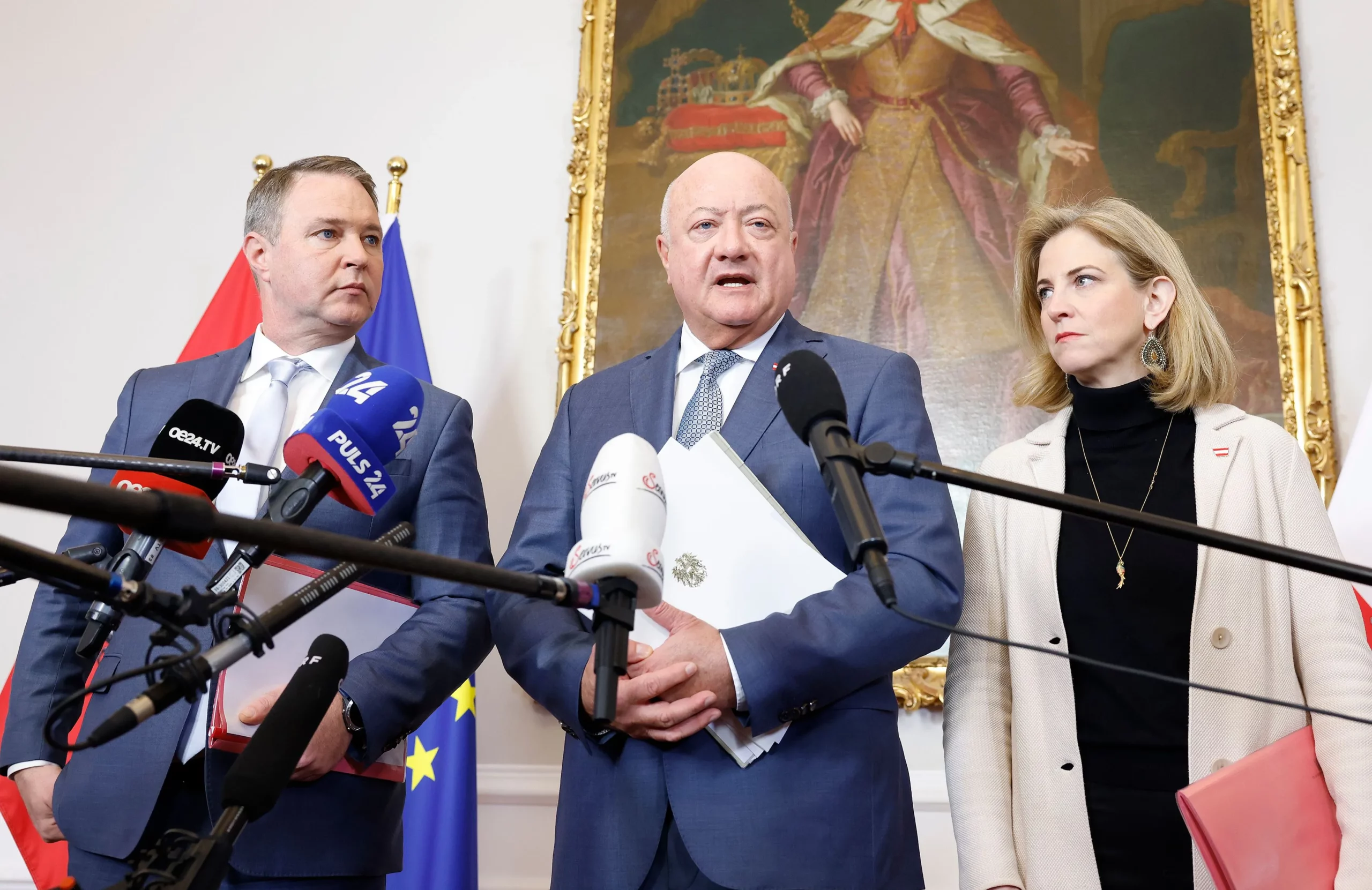 Eine erste Bilanz nach vier Monaten: Bundeskanzler Christian Stocker (ÖVP), Außenministerin Beamte Meinl-Reisinger (Neos) und Vizekanzler Andreas Babler nach ihrem ersten Ministerrat im März 2025. Foto: Regina Aigner