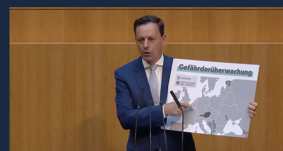 Österreich (schwarz) gehört zu den letzten Ländern Europas, die Messengerüberwachung erlauben, sagte ÖVP-Abgeordneter Ernst Gödl vor dem Nationalrat. Damit sollen Ermittlungen gegen Gefährder und Terroristen wirksamer geführt werden können. Foto: Screenshot Parlament.gv.at