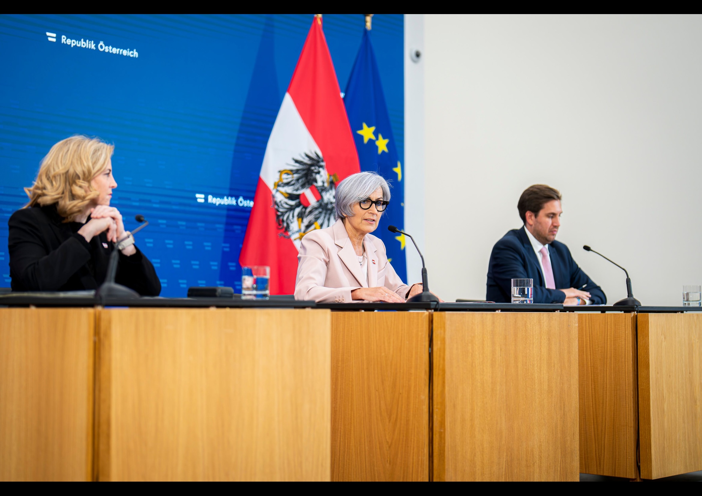 Österreichs Justiz erhält für Ermittlungsverfahren und Anklageerhebung eine unabhängige und weisungsfreie Bundesstaatsanwaltschaft. Die Entscheidung der Bundesregierung am 9. Juli präsentierten (v.l.n.r.) Außenministerin Beate Meinl-Reisinger, Justizministerin Anna Sporrer und Staatssekretär Alexander Pröll. Foto: Florian Schrötter