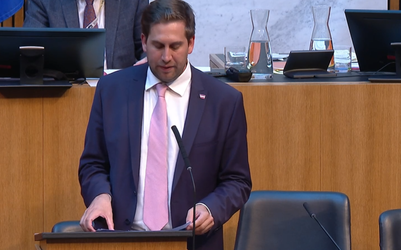 Erläutert Info-Freiheit: Staatsekretär Alexander Pröll vor dem Nationalrat (Screenshot parlament.gv.at)