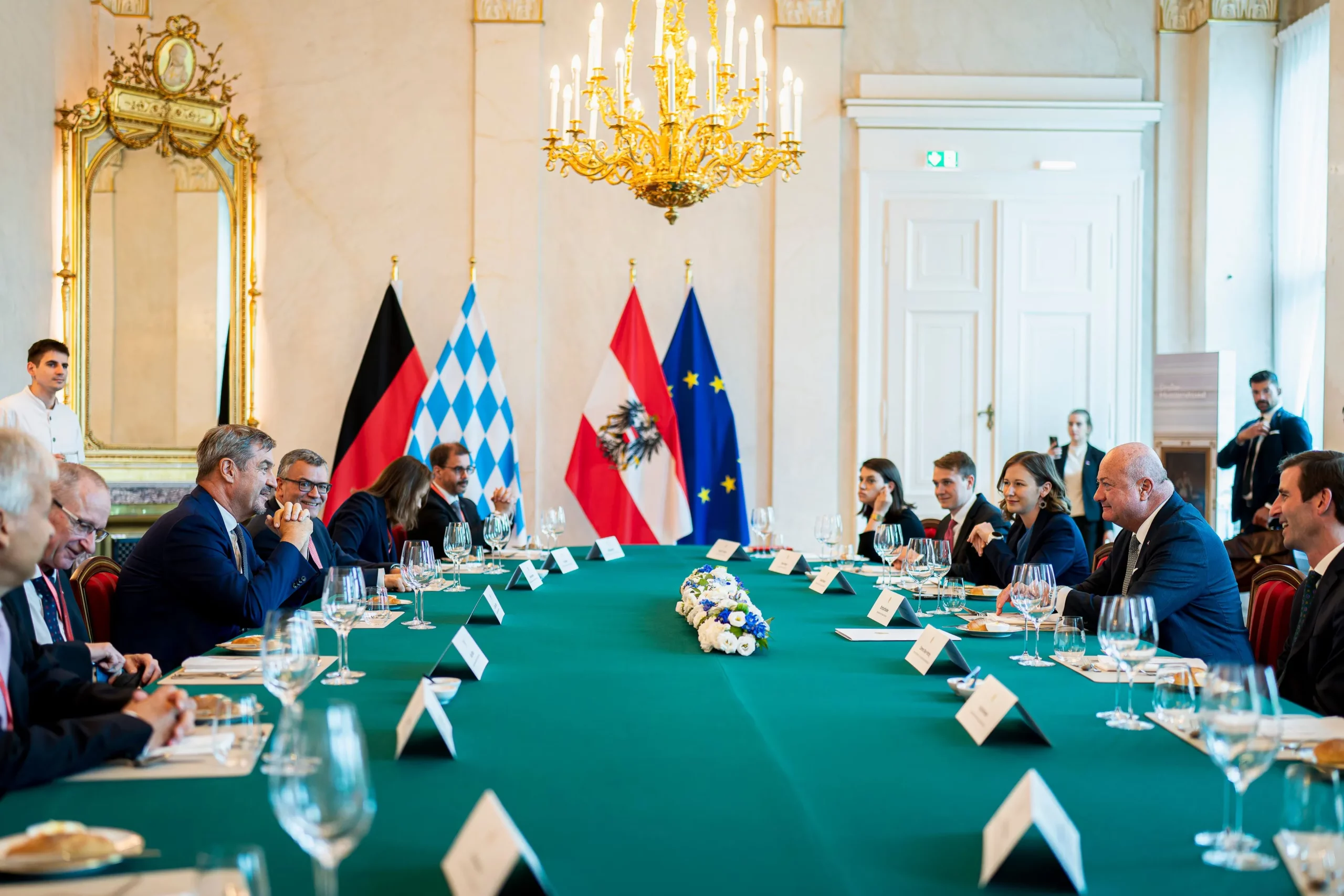 Bayerns Ministerpräsident Markus Söder zu Besuch bei Bundeskanzler Christian Stocker: Wirtschaft, Grenzkontrollen und Alpentransit bestimmen die Agenda. Foto: Florian Schrötter