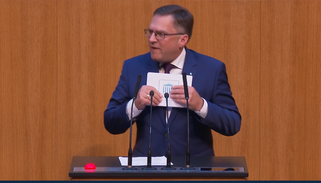 Die neue Teilpension bringt doppelte Vorteile: August Wöginger, Klubobmann und Sozialsprecher der ÖVP in der Nationalratsdebatte zum Pensionspaket. Dieses wurde mit den Stimmen der drei Regierungsparteien beschlossen. Bilder: Screenshot parlament.gv.at
