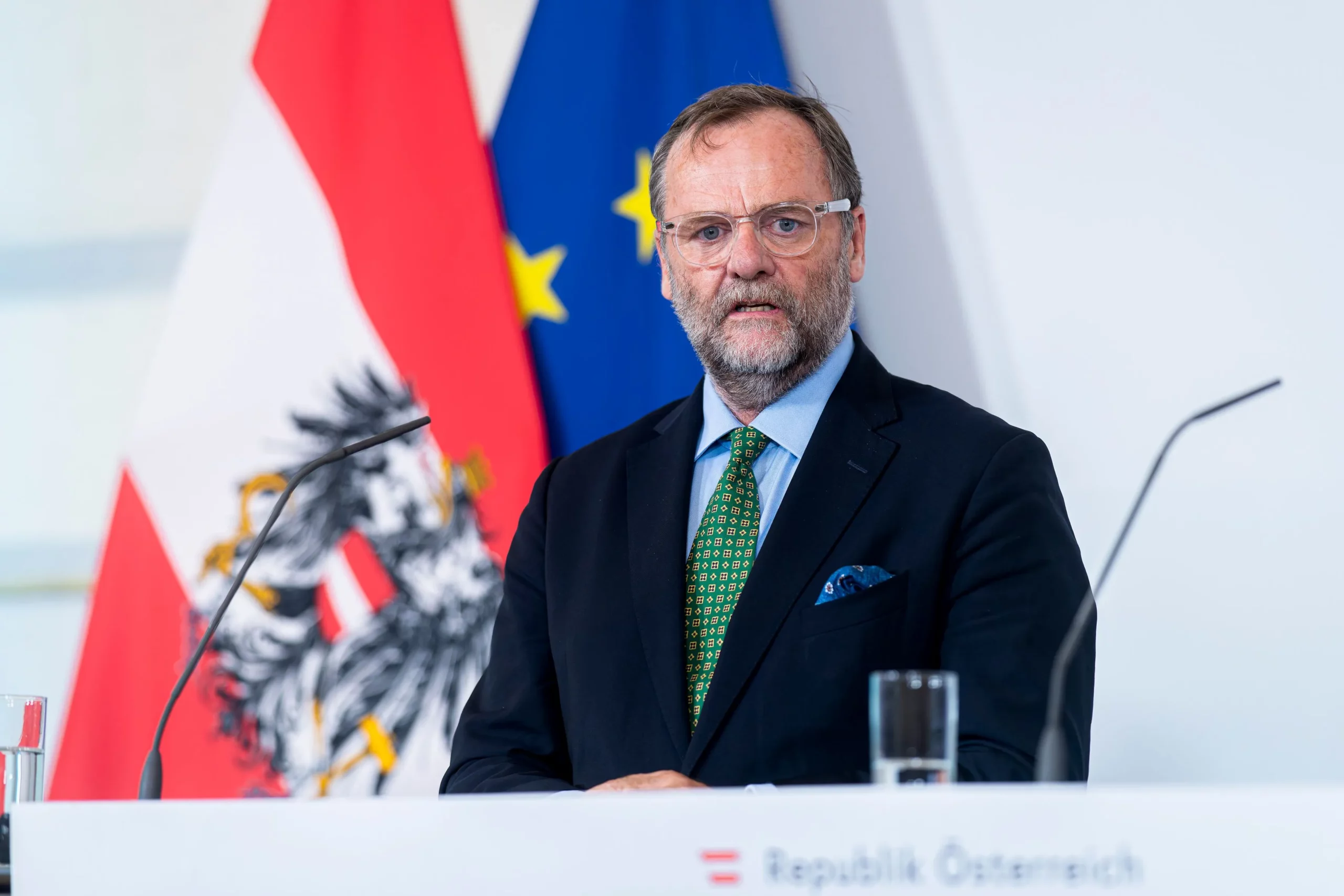 Touristiker fordern neuerlich konkrete Schritte für den Abbau von Bürokratie. Adressat ist Staatssekretär Josef Schellhorn, in der Bundesregierung zuständig für Deregulierung und Entbürokratisierung. Foto: Bka / Florian Schrötter