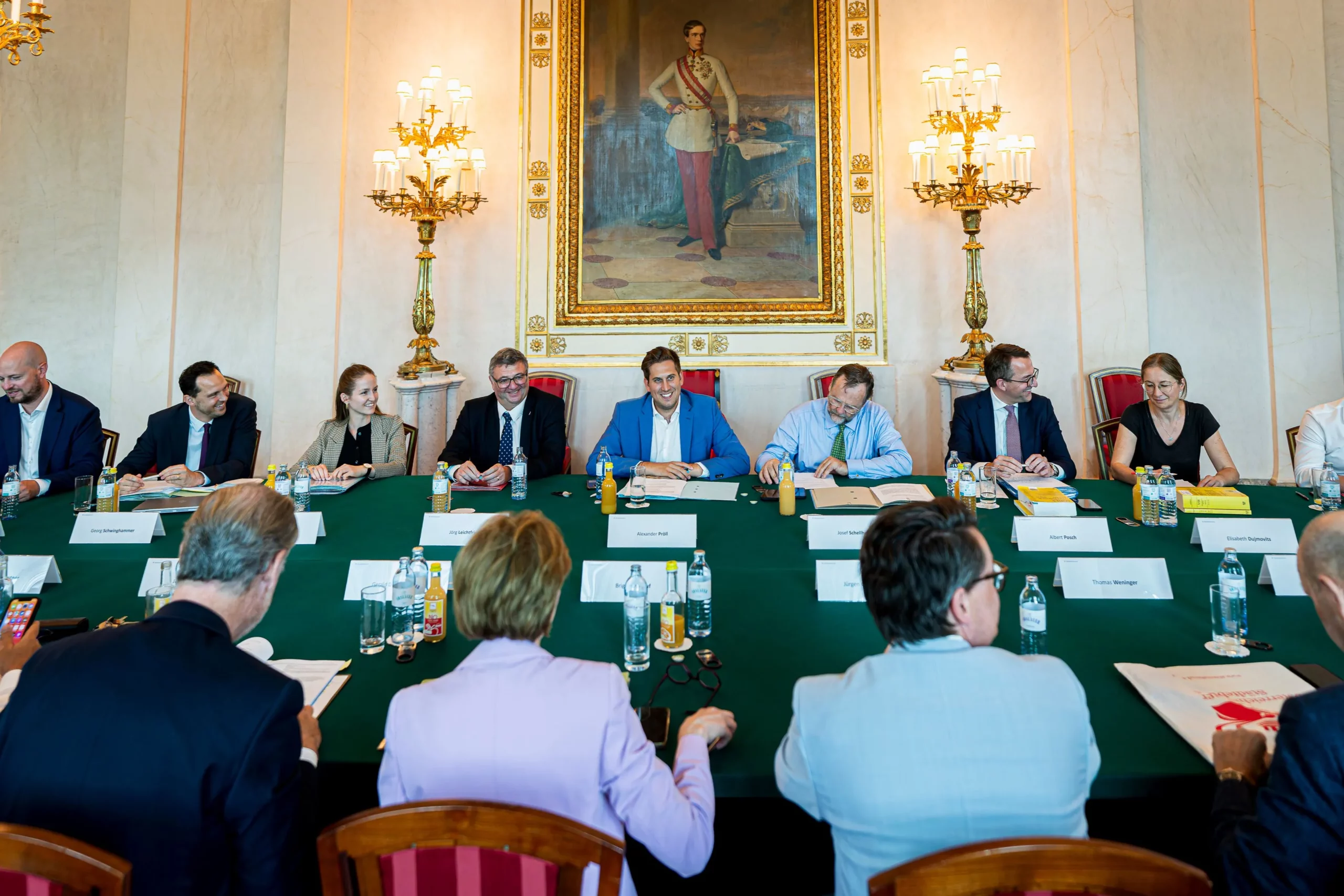 Künstliche Intelligenz soll koordiniert eingesetzt werden, um Verwaltung zu beschleunigen: Staatssekretär Alexander Pröll leitete das erste Arbeitsgespräch der Reformpartnerschaft am Montag im Bundeskanzleramt. Foto: Florian Schrötter