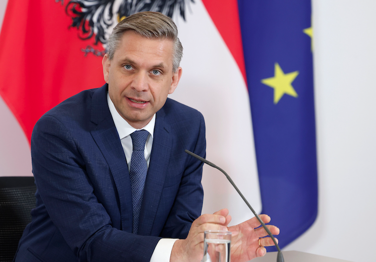 2025_07_29_Hattmannsdorfer_ReginaAigner Wirtschaftsminister Wolfgang Hattmannsdorfer: Der Kompromiss zwischen USA und EU beendet Unsicherheit, aber jeder Zoll belastet Wirtschaft und letztlich Sozialstaat. Foto: Bka / Regina Aigner