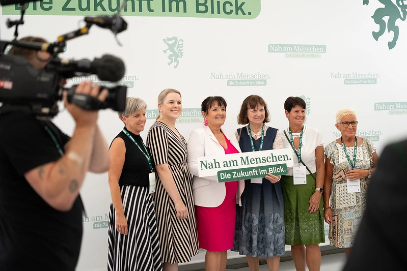 Startet Öffnung der ÖVP Steiermark: die neue Landesparteiobfrau Manuela Khom (Mitte). Foto: STVP Michael Lorber