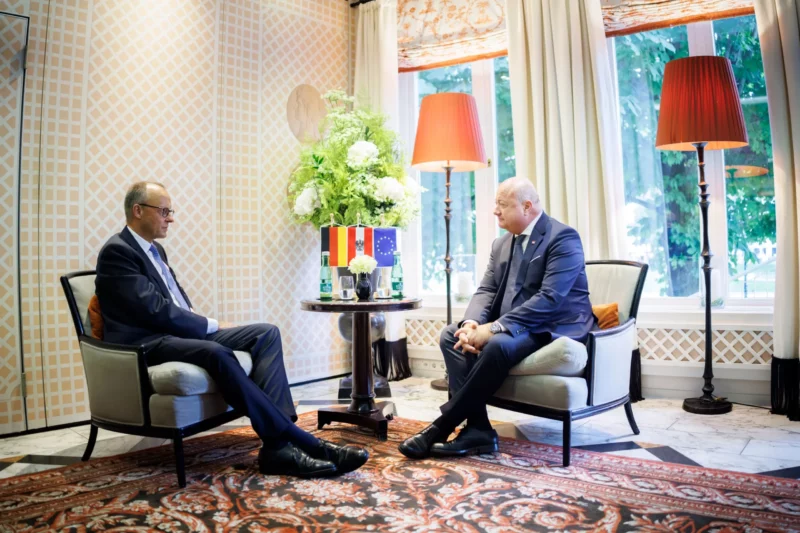 Trafen sich am Rande der Salzburger Festspiele zu einem bilateralen Gespräch. Bundeskanzler Christian Stocker und Bundeskanzler Friedrich Merz. Foto: BKA/Andy Wenzel