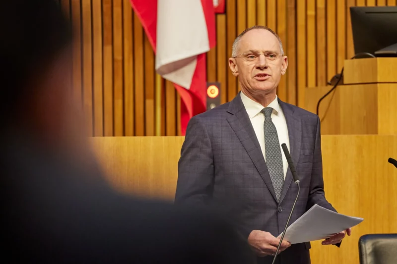 Die Asylzahlen gehen erneut zurück. Innenminister Karner will diesen Kurs weiter fortsetzen. Foto: Parlamentsdirektion/Thomas Topf