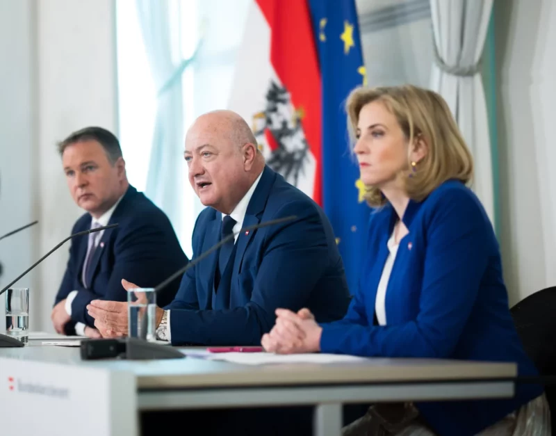 Die Bundesregierung verzichtet auf eine Gehaltserhöhung und setzt in Zeiten der Sparsamkeit ein Zeichen. Foto: BKA/Christopher Dunker