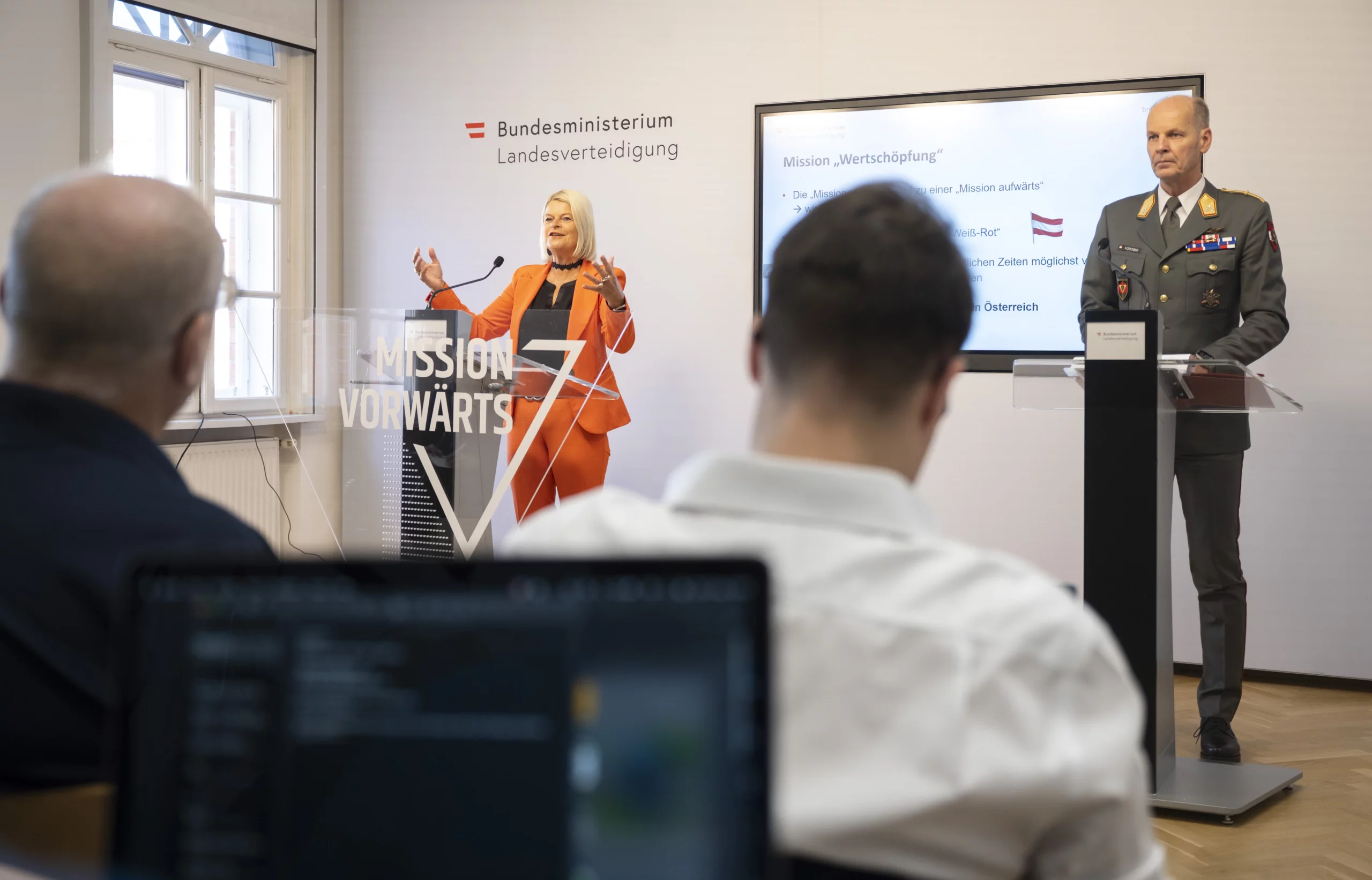 Ministerin Klaudia Tanner und Beschaffungsdirektor Generalleutnant Harald Vodosek präsentieren Zahlen zu Beschaffung und Wertschöpfung des Heeres.