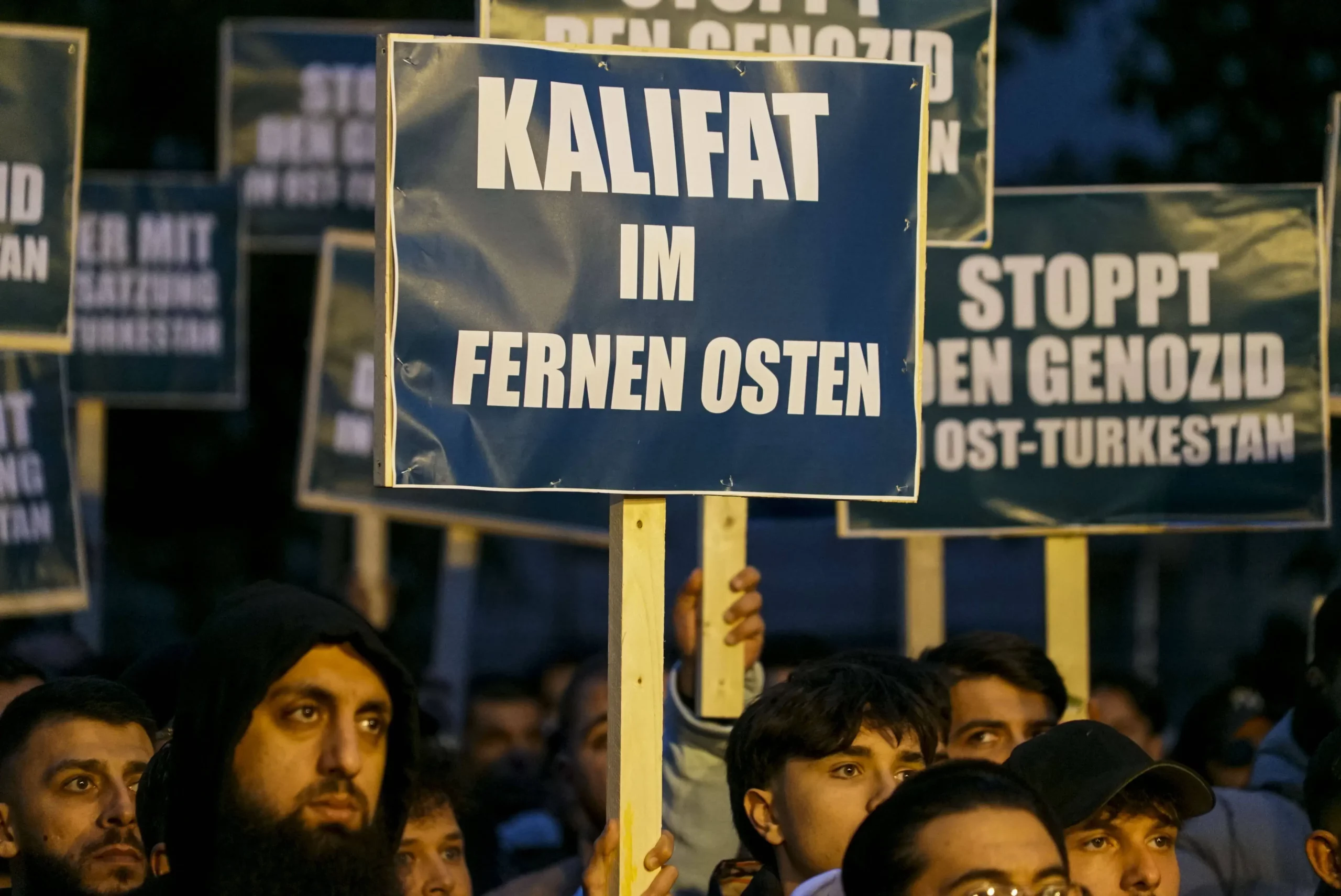 Islamisten verbreiten ihre fundamentalistische Ideologie über Netzwerke und Social Media, erhob die Dokumentationsstelle Politischer Islam in Wien. Im Bild eine Islamistendemonstration 2024 in Hamburg. Foto: Imago / Breuel-Bild