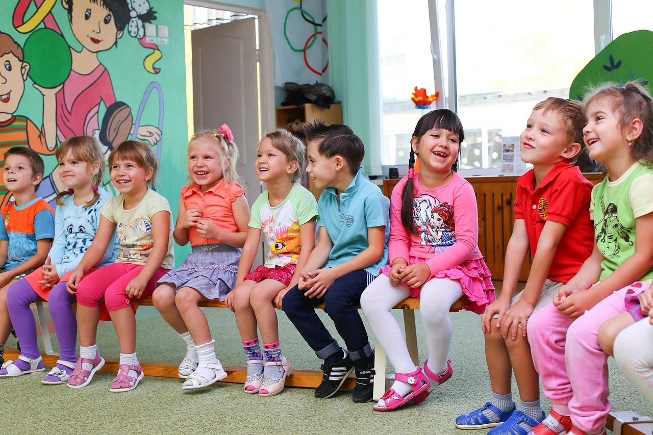 Die Betreuung von Kindern wird stets ausgebaut, nahezu zwei Drittel der Betreuungsplätze ermöglichen Eltern Vollzeitarbeit: Familienministerin Claudia Plakolm und Statistik Austria präsentierten aktuelle Zahlen. Foto: Tolmacho / Pixabay