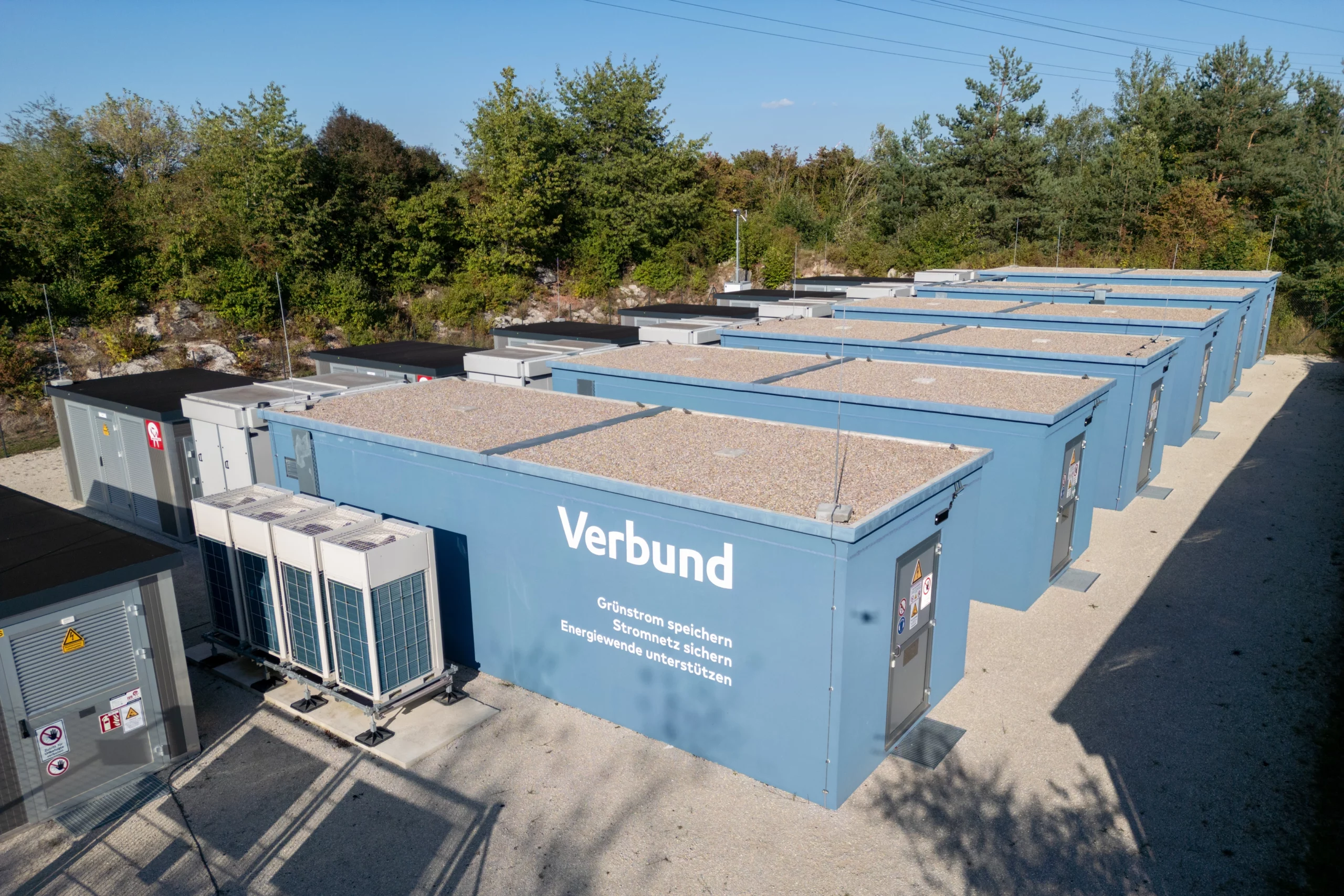 Seit 2 Jahren in Betrieb: Verbund-Batteriespeicher in Diespeck/Bayern. Foto: Verbung