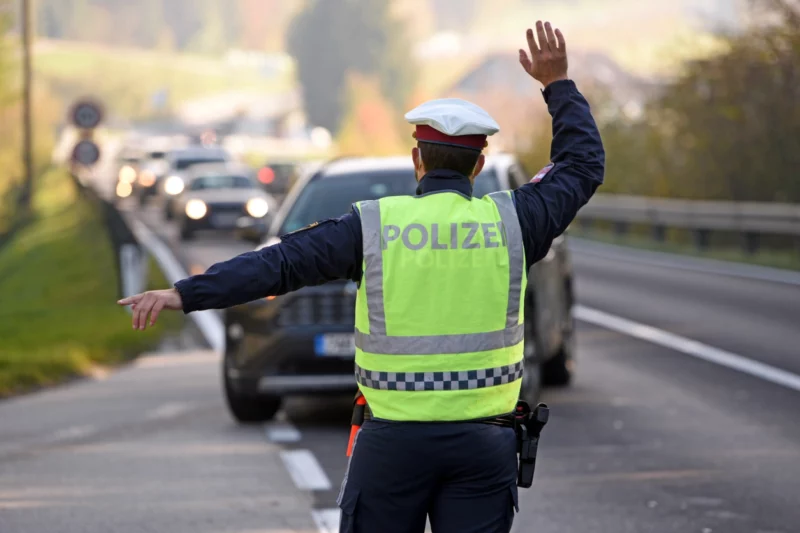 Die Zahl der Alkohol-Sünder im Straßenverkehr ging zuletzt in Österreich zurück. Die Schwerpunktaktionen der Polizei zeigen Wirkung. Foto: iStock/Spitzt-Foto Die Zahl der Alkohol-Sünder im Straßenverkehr ging zuletzt in Österreich zurück. Die Schwerpunktaktionen der Polizei zeigen Wirkung. Foto: iStock/Spitzt-Foto