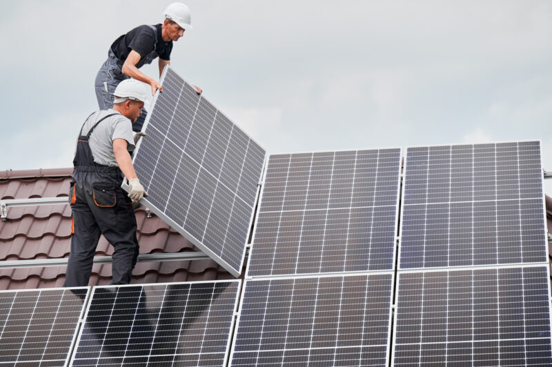 Kleine PV-Anlagen sollen laut Aussagen von Wirtschaftsminister Wolfgang Hattmannsdorfer im neuen Elektrizitätswirtschaftsgesetz nicht mit Netzkosten belegt werden. Foto: istock / anatoliy_gleb