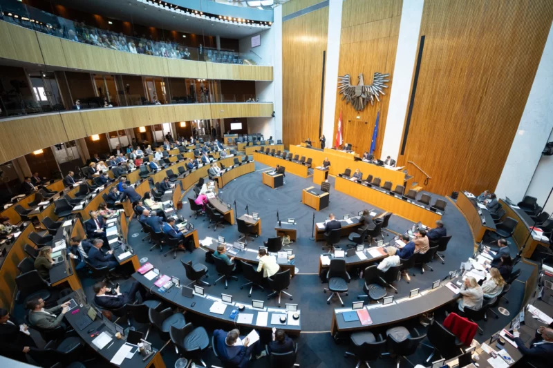 Das September-Plenum beginnt am Mittwoch mit einer Gedenkminute für den verstorbenen Zweiten Nationalratspräsidenten Heinrich Neisser. Foto: Ulrike Wieser