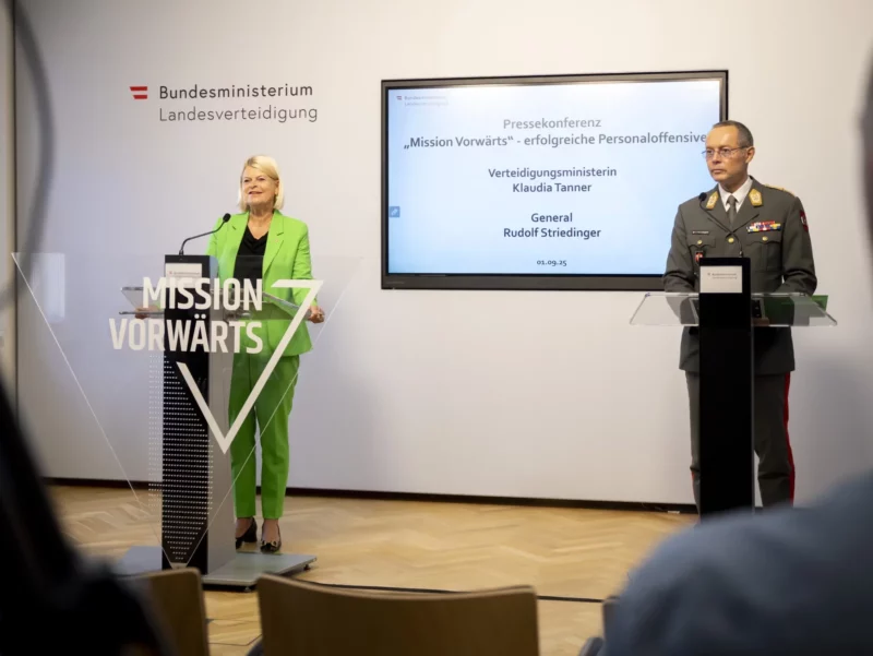 Präsentierten Personalpläne und erhöhtes Interesse an Ausbildung im Bundesheer: Verteidigungsministerin Klaudia Tanner und General Rudolf Striedinger. Foto: HBF / C. Karlovits