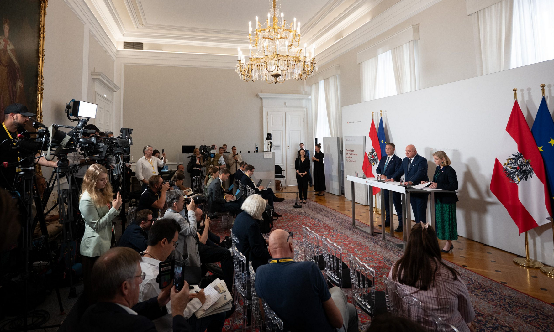 Der Aufschwung kann gelingen, sagte Bundeskanzler Christian Stocker nach der Regierungsklausur. Die aktuellen Themen - Bekämpfung der Inflation, Senkung der Preise für Güter des täglichen Bedarfs - entsprechen dem hohen Interesse von Öffentlichkeit und Medien. Foto: Bka / Paul Gruber