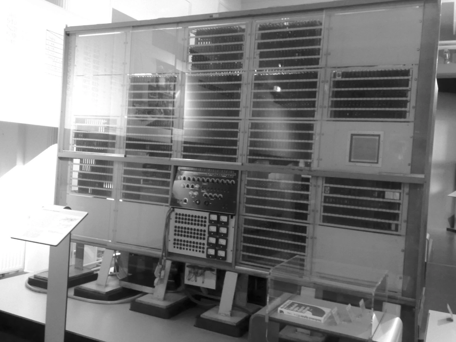 Der von Heinz Zemanek gebaute "Binär dezimaler Volltransistor Rechenautomat", genannt "Mailüfterl" (Abb. 3)