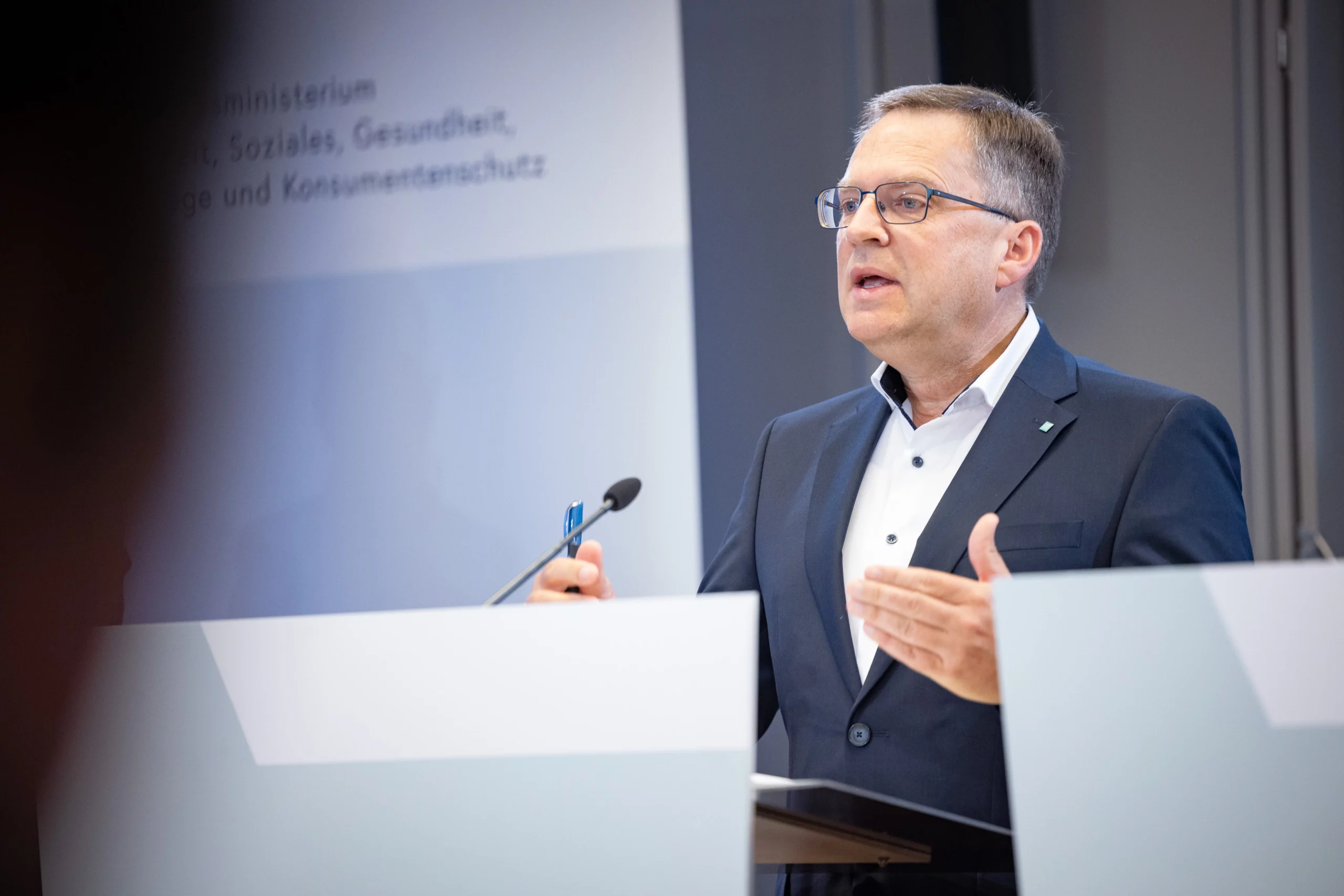 Die Richterin bot Diversion an, die Klubobmann August Wöginger annahm. Das Verfahren ist erledigt, die Arbeit als Klubchef wird fortgesetzt. Foto: Jakob Glaser