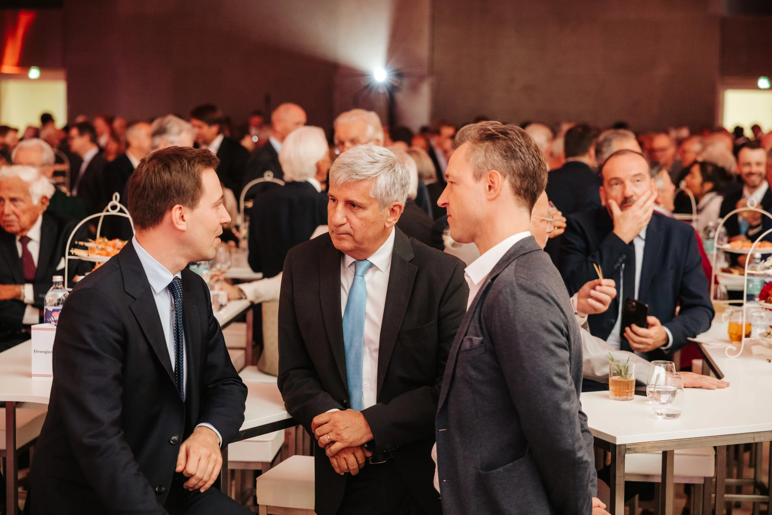 Im Gespräch: ÖVP-Generalsekretär NR Nico Marchetti, der ehemalige Vizekanzler, Finanz- und Außenminister und ÖVP-Chef Michael Spindelegger sowie Gernot Blümel, ehemaliger Finanzminister und Chef der Wiener ÖVP.