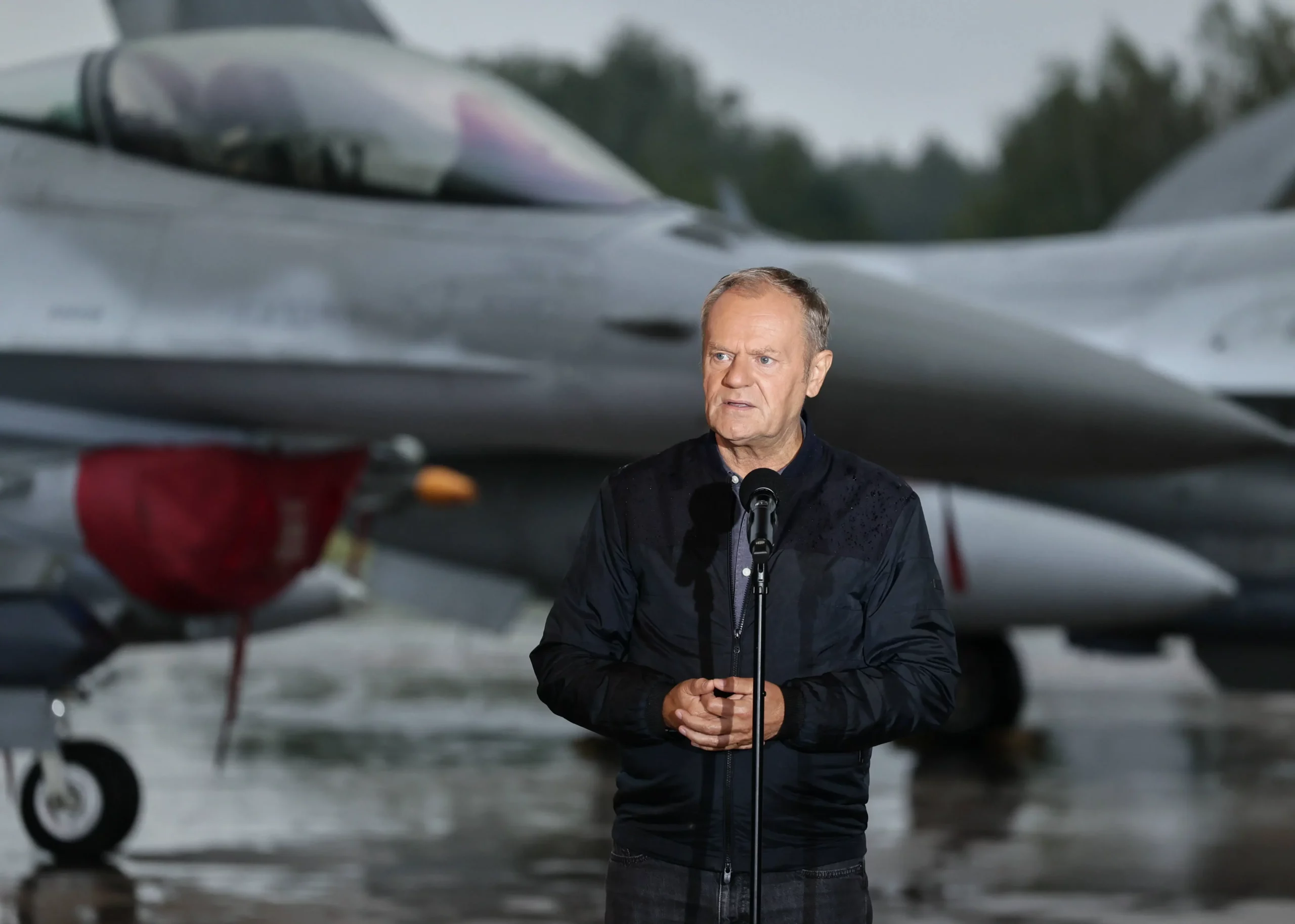 Polens Ministerpräsident Donald Tusk vor einer F-16 am Tag, nachdem russische Drohnen in das Staatsgebiet Polens eingedrungen waren. Jetzt befasst sich damit auch Österreichs Nationaler Sicherheitsrat. Foto: Anita Walczewska East News / Imago
