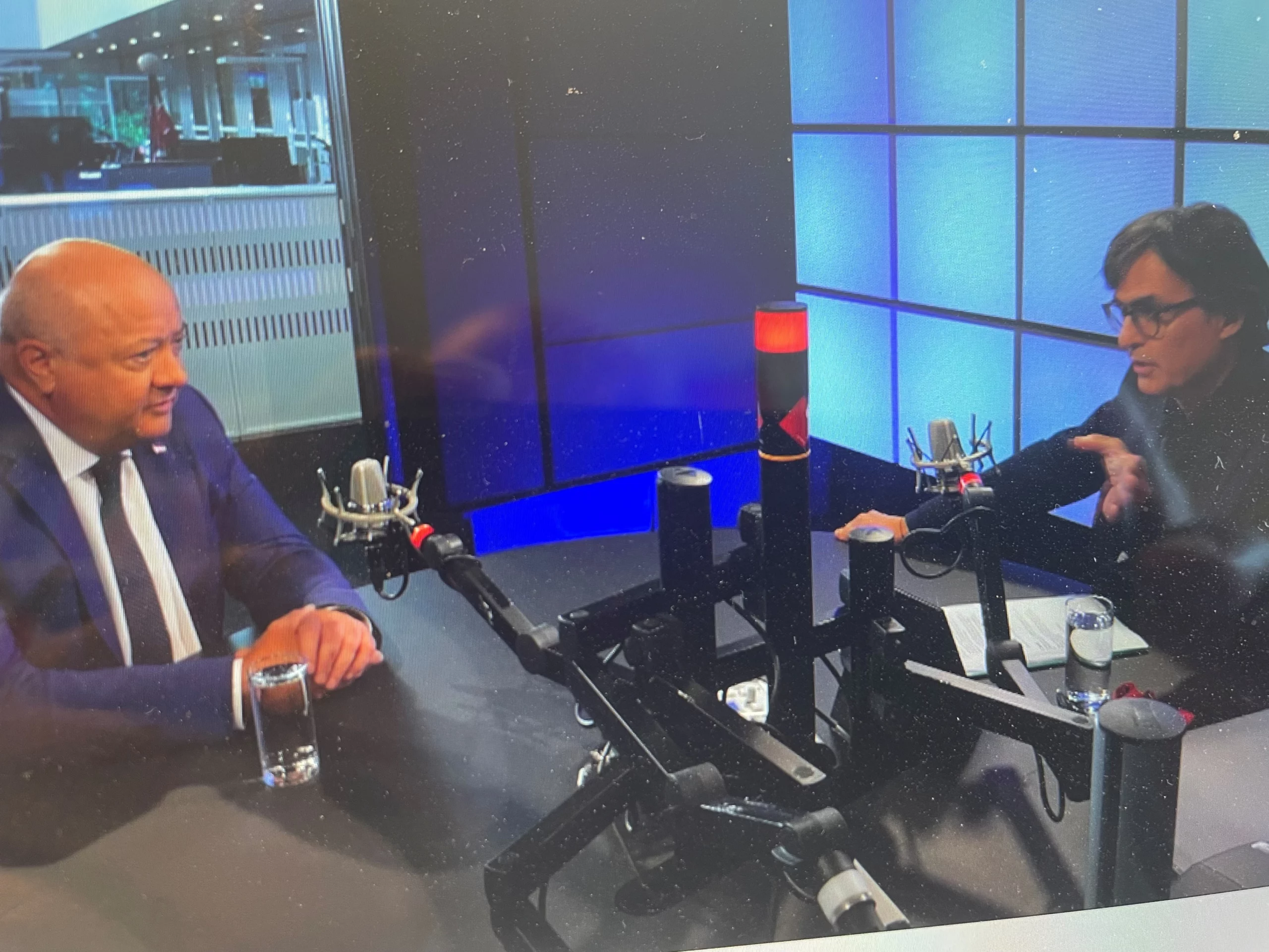 Bundeskanzler Christian Stocker im Gespräch mit Klaus Webhofer, Ressortleiter Innenpolitik im ORF. Foto: Screenshot orf.at