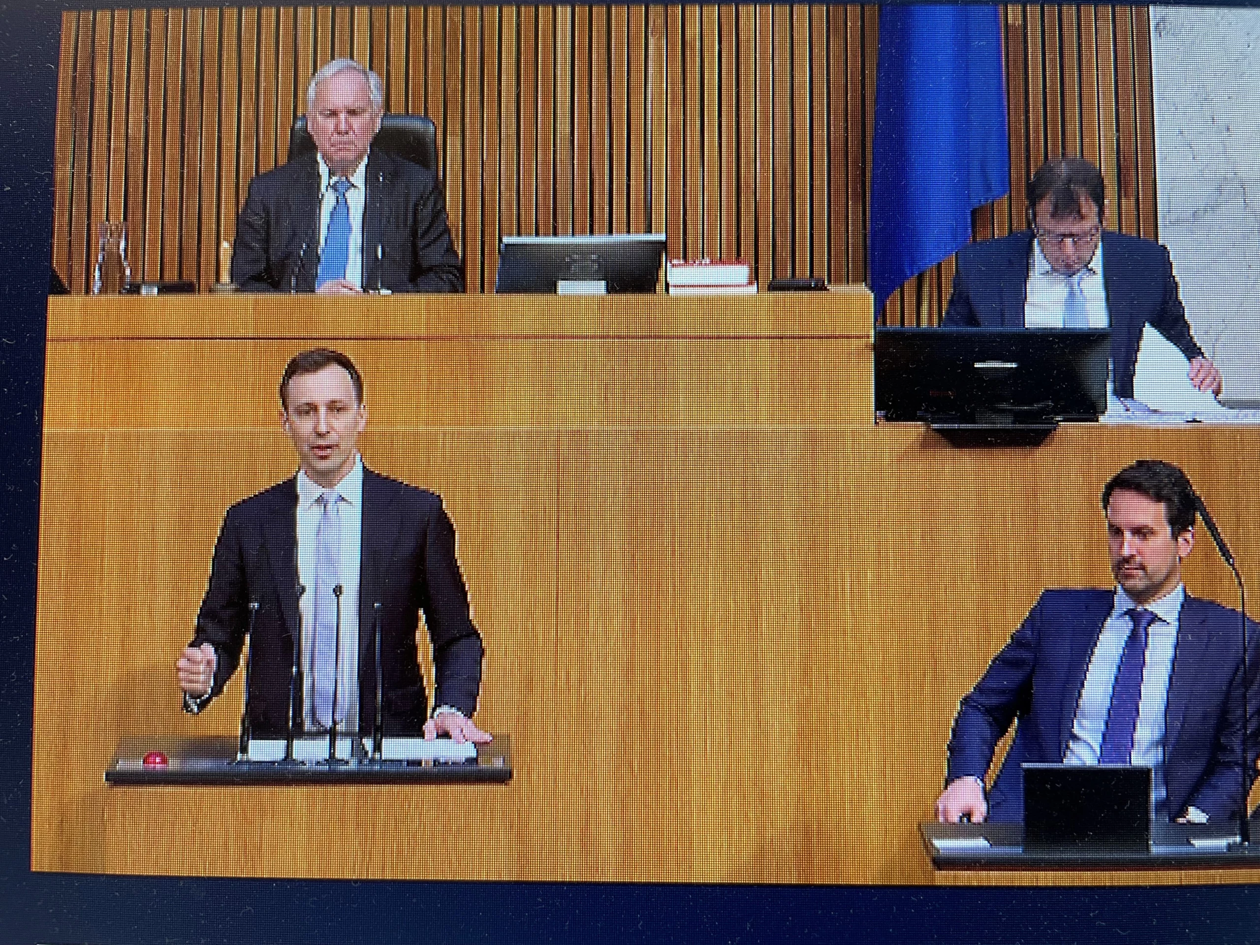 Reformpartnerschaft, auch für Bildung und Schule: ÖVP-Bildungssprecher Nico Marchetti nannte in der Aktuellen Stunde des Nationalrats mit Unterrichtsminister Christoph Wiederkehr die Eckpunkte: Integration, Sommerschule, Suspendierungsbegleitung, Kopftuchverbot für Kinder. Foto: Screenshot Parlament.gv.at