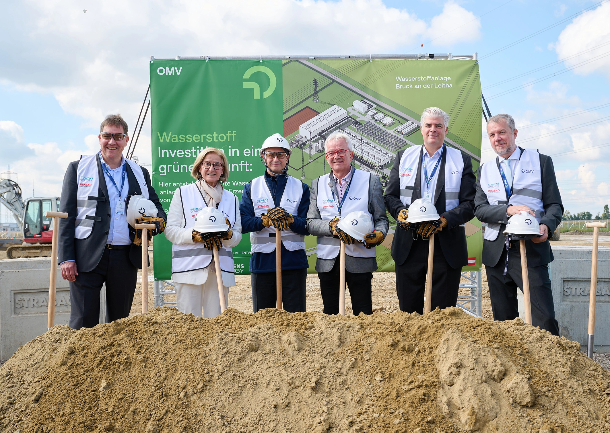 Martijn van Koten, Landeshauptfrau Johanna Mikl-Leitner, OMV-CEO Alfred Stern, Bürgermeister Gerhard Weil, Strabag CEO Stefan Kratochwill und Siemens Energy Österreich Geschäftsführer Ales Presern (v.l.n.r.) beim Spatenstich für die Wasserstoffanlage in Bruck an der Leitha. Foto: NLK / Pfeiffer