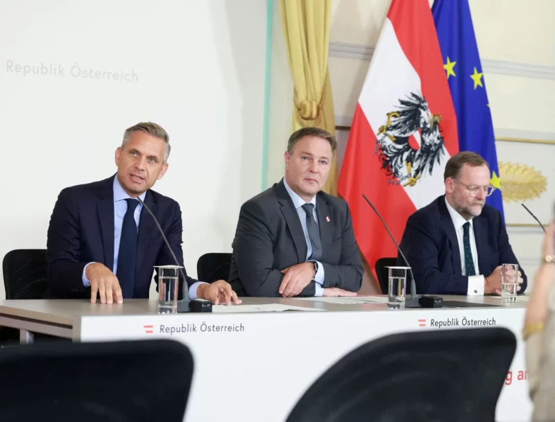 Neben Energie und Lebensmittel sieht Wirtschaftsminister Wolfgang Hattmannsdorfer die Mieten als einen Treiber der Teuerung. Mit dem Mietpaket sollen die Mietpreise eingebremst werden. Foto: BKA/Regina Aigner