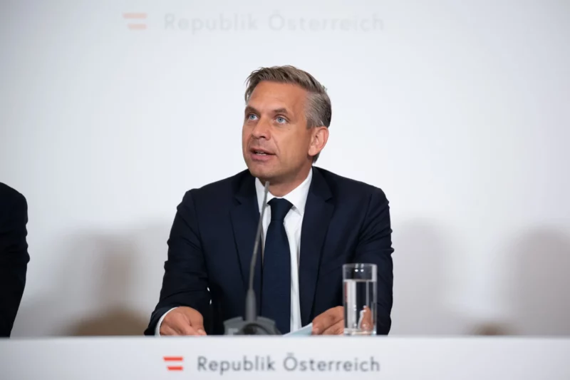Wirtschaftsminister Wolfgang Hattmannsdorfer zu den Beschlüssen der Regierungsklausur: "Mit einem Sofortpaket für die Wirtschaft setzen wir Maßnahmen, die Investitionen stärken, das Arbeitskräftepotenzial heben und Verfahren beschleunigen". Foto: BKA/Paul Gruber