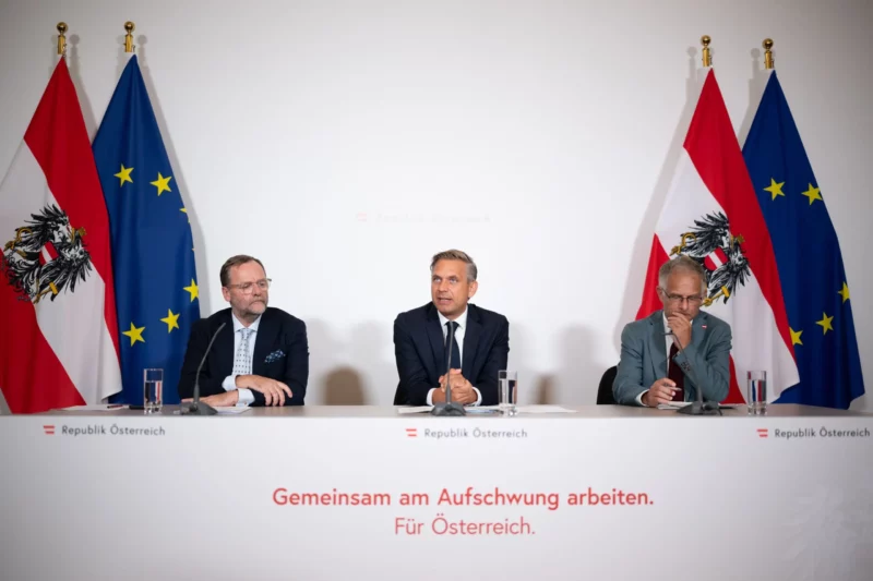 Wirtschaftsminister Wolfgang Hattmannsdorfer präsentierte mit seinen Regierungskollegen die ersten Beschlüsse der Regierungsklausur. Wachstum und Bekämpfung der Inflation stehen im Fokus der Herbstarbeit. Foto: BKA/Paul Gruber