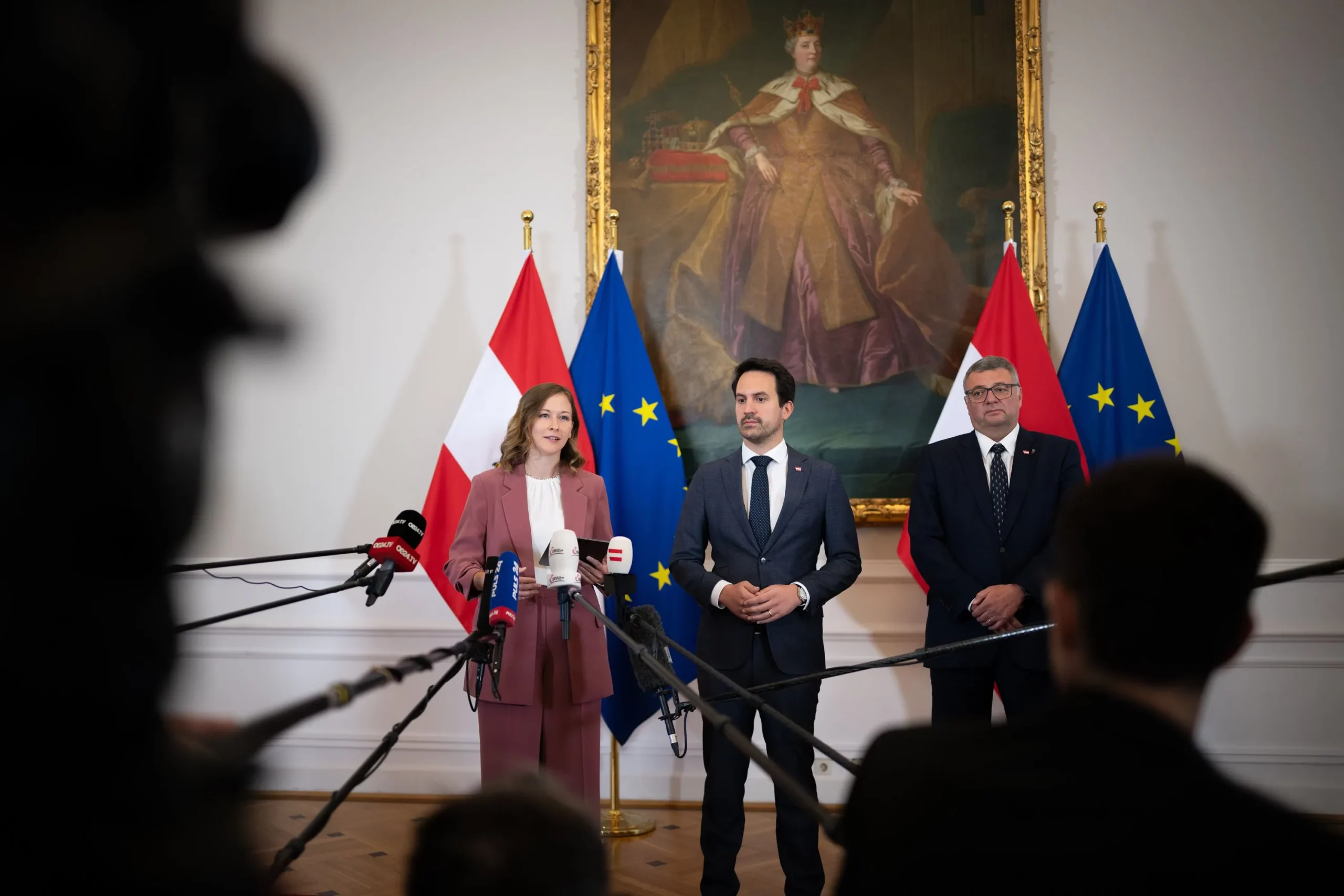 Präsentierten Programm für Schüler mit problematischen Verhaltensweisen: Familienministerin Claudia Plakolm, Unterrichtsminister Christoph Wiederkehr und Staatssekretär Jörg Leichtfried. Foto: Bka / Paul Gruber