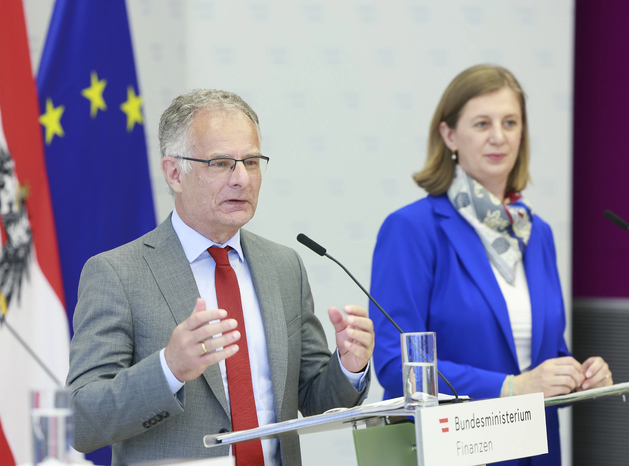 Das Finanzressort sieht das Budget auf Kurs, verlangt aber für alle öffentlichen Haushalte strenge Disziplin: Bundesminister Markus Marterbauer und Staatssekretärin Barbara Eibinger-Miedl (Im Bild bei einem Mediengespräch im Juni). Foto: Bka / Regina Aigner