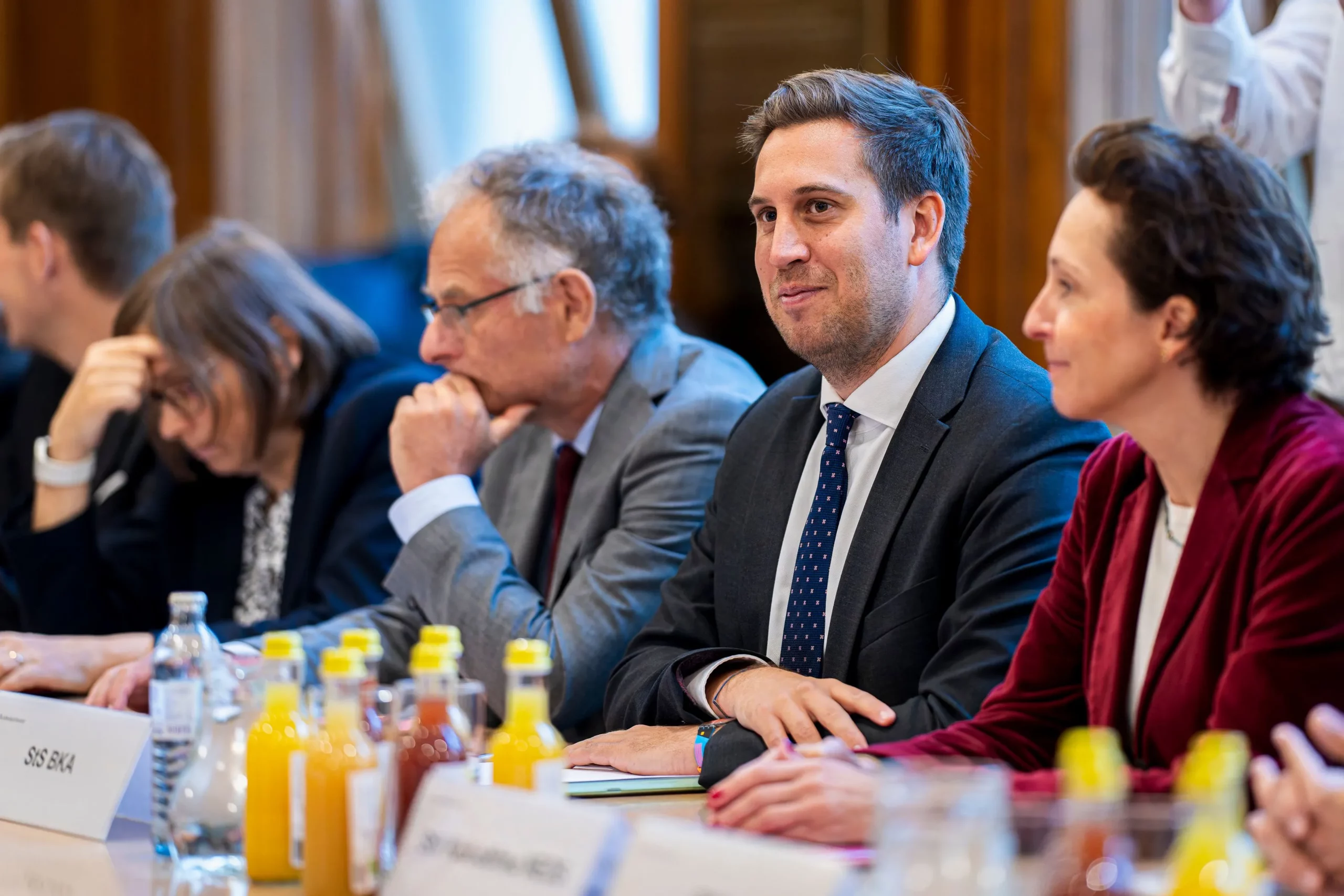 Der Abschluss ist ein historischer Schritt, sagt Staatssekretär Alexander Pröll nach den Verhandlungen mit dem öffentlichen Dienst. Diese führte er und Finanzminister Markus Marterbauer (l.) sowie Martina von Künsberg Sarre (Neos). Einsparungen für 2026: 310 Mio. Euro. Im Bild die Verhandler beim Beginn am 2. Oktober. Foto: Bka / Florian Schrötter