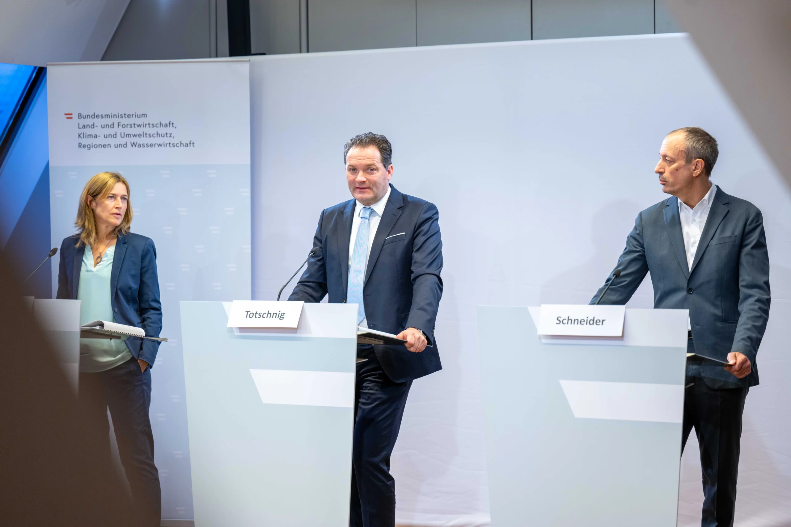Präsentierten Bericht: Hildegard Aichberger, Norbert Totschnig, Jürgen Schneider. Foto: BMLUK/Hemerka