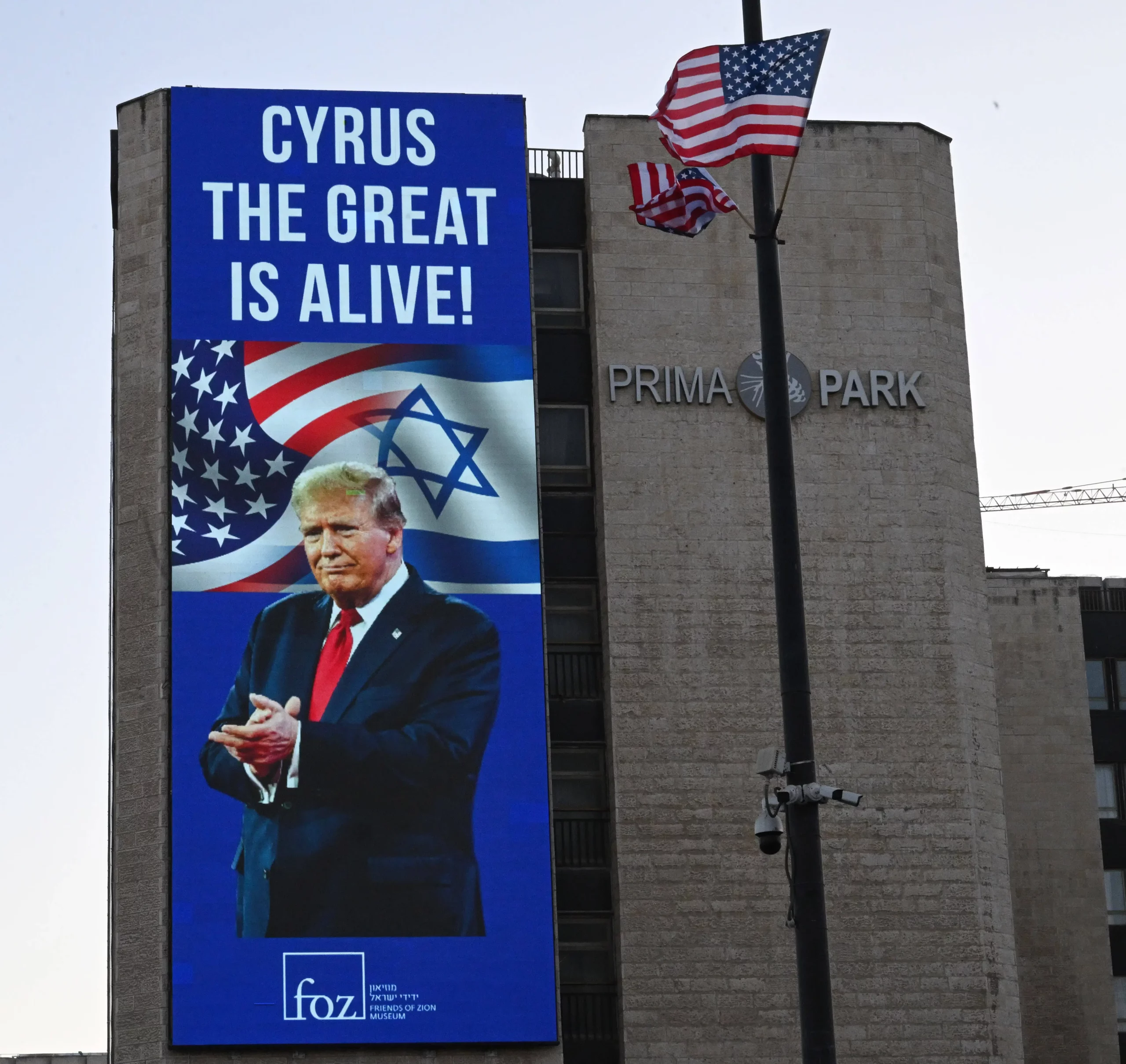 Israel und die jüdische Bevölkerung danken US-Präsident Donald Trump für die Vermittlung eines Friedensplanes mit den Palästinensern. Auf einem Plakat wird Trump mit dem Perserkönig Kyros verglichen, der die jüdischen Gefangenen aus dem babylonischen Exil befreite: Alles hofft auf Frieden. Foto: IMAGO/UPI